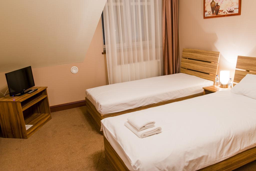 Hotel - Restauracja Platan Sędziszów Małopolski Exteriör bild